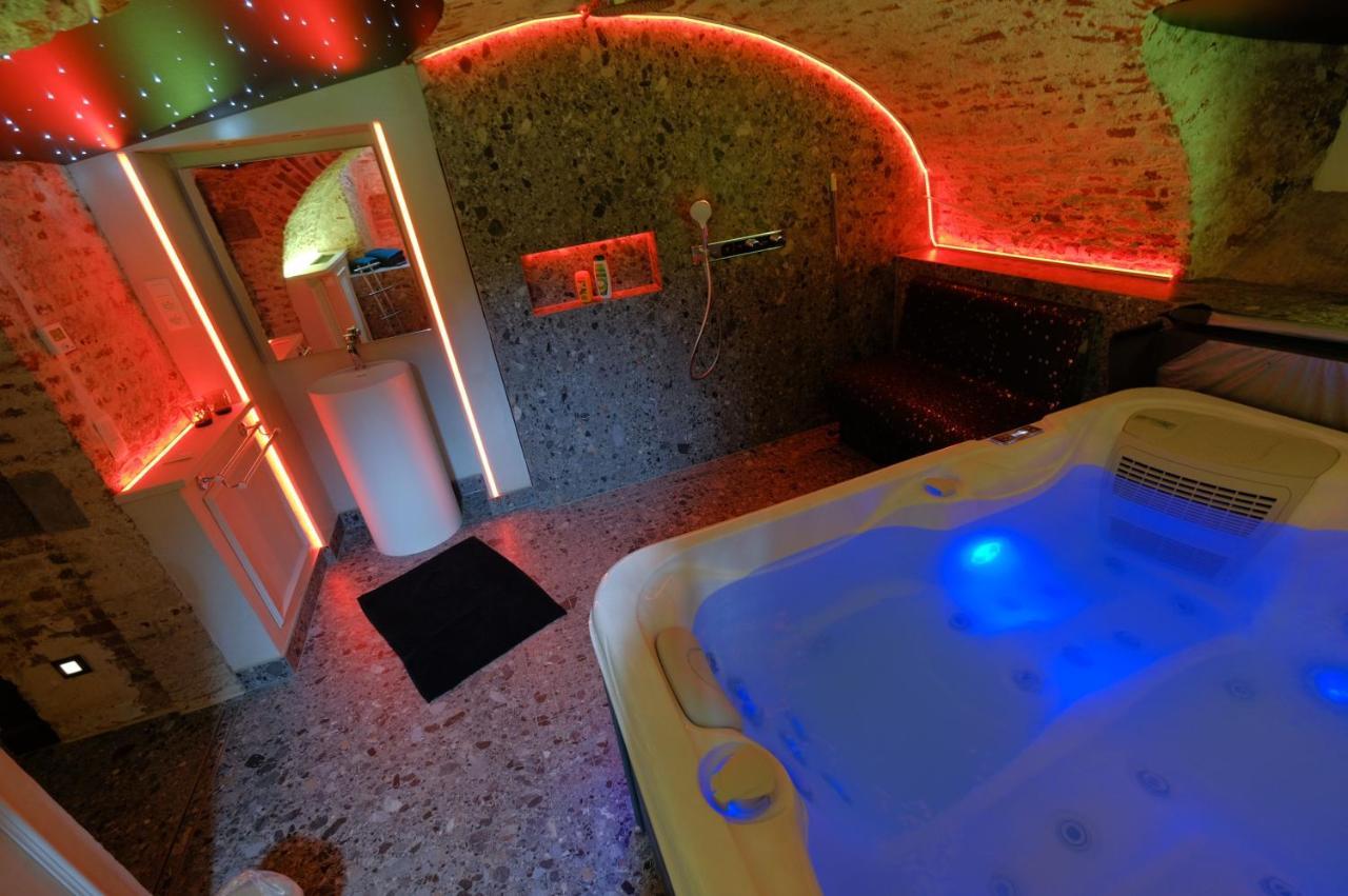 Bed and Breakfast Secret Jacuzzi Mons - Parking Prive Gratuit Exterior foto